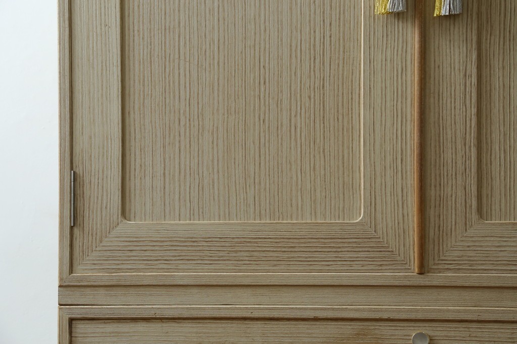 中古　加茂総桐箪笥(並厚・四方丸)　伝統工芸士・番場堅介作　金石刻　扇に桜の図の彫刻金具があしらわれた着物箪笥　(R-087474)