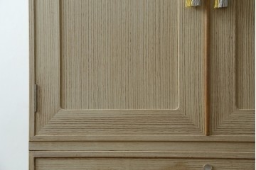 中古　加茂総桐箪笥(並厚・四方丸)　伝統工芸士・番場堅介作　金石刻　扇に桜の図の彫刻金具があしらわれた着物箪笥　(R-087474)