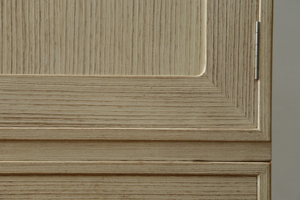 中古　加茂総桐箪笥(並厚・四方丸)　伝統工芸士・番場堅介作　金石刻　扇に桜の図の彫刻金具があしらわれた着物箪笥　(R-087474)