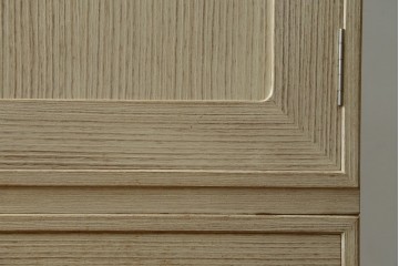 中古　加茂総桐箪笥(並厚・四方丸)　伝統工芸士・番場堅介作　金石刻　扇に桜の図の彫刻金具があしらわれた着物箪笥　(R-087474)