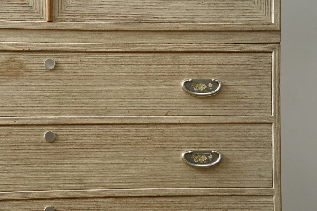 中古　加茂総桐箪笥(並厚・四方丸)　伝統工芸士・番場堅介作　金石刻　扇に桜の図の彫刻金具があしらわれた着物箪笥　(R-087474)