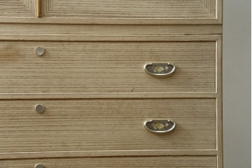 中古　加茂総桐箪笥(並厚・四方丸)　伝統工芸士・番場堅介作　金石刻　扇に桜の図の彫刻金具があしらわれた着物箪笥　(R-087474)