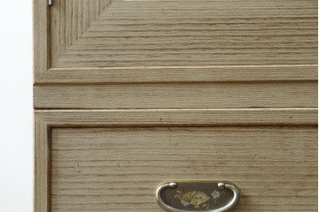 中古　加茂総桐箪笥(並厚・四方丸)　伝統工芸士・番場堅介作　金石刻　扇に桜の図の彫刻金具があしらわれた着物箪笥　(R-087474)