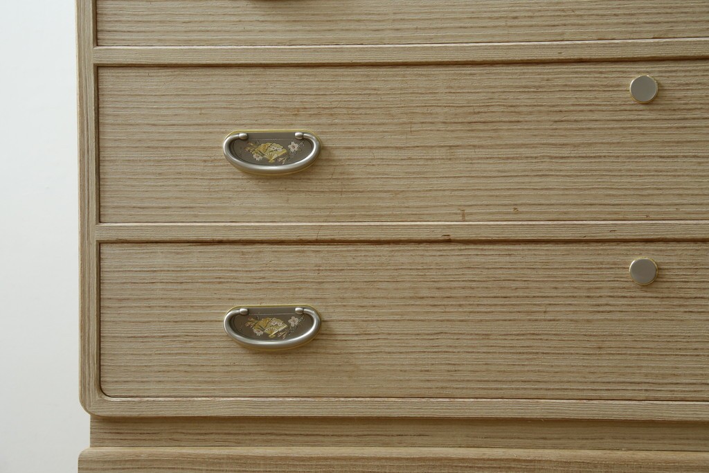 中古　加茂総桐箪笥(並厚・四方丸)　伝統工芸士・番場堅介作　金石刻　扇に桜の図の彫刻金具があしらわれた着物箪笥　(R-087474)