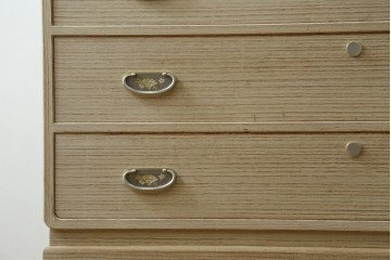 中古　加茂総桐箪笥(並厚・四方丸)　伝統工芸士・番場堅介作　金石刻　扇に桜の図の彫刻金具があしらわれた着物箪笥　(R-087474)