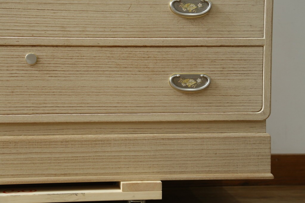 中古　加茂総桐箪笥(並厚・四方丸)　伝統工芸士・番場堅介作　金石刻　扇に桜の図の彫刻金具があしらわれた着物箪笥　(R-087474)