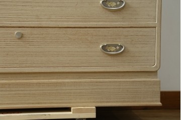 中古　加茂総桐箪笥(並厚・四方丸)　伝統工芸士・番場堅介作　金石刻　扇に桜の図の彫刻金具があしらわれた着物箪笥　(R-087474)