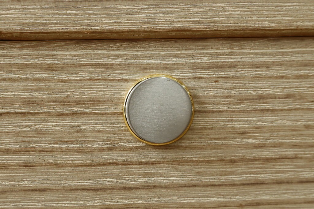 中古　加茂総桐箪笥(並厚・四方丸)　伝統工芸士・番場堅介作　金石刻　扇に桜の図の彫刻金具があしらわれた着物箪笥　(R-087474)