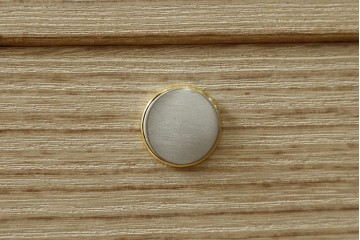 中古　加茂総桐箪笥(並厚・四方丸)　伝統工芸士・番場堅介作　金石刻　扇に桜の図の彫刻金具があしらわれた着物箪笥　(R-087474)