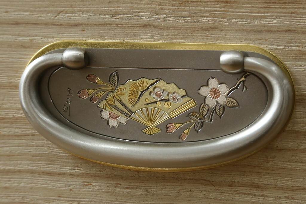 中古　加茂総桐箪笥(並厚・四方丸)　伝統工芸士・番場堅介作　金石刻　扇に桜の図の彫刻金具があしらわれた着物箪笥　(R-087474)