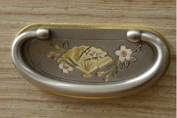 中古　加茂総桐箪笥(並厚・四方丸)　伝統工芸士・番場堅介作　金石刻　扇に桜の図の彫刻金具があしらわれた着物箪笥　(R-087474)