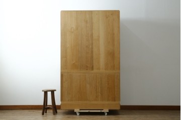 中古　加茂総桐箪笥(並厚・四方丸)　伝統工芸士・番場堅介作　金石刻　扇に桜の図の彫刻金具があしらわれた着物箪笥　(R-087474)