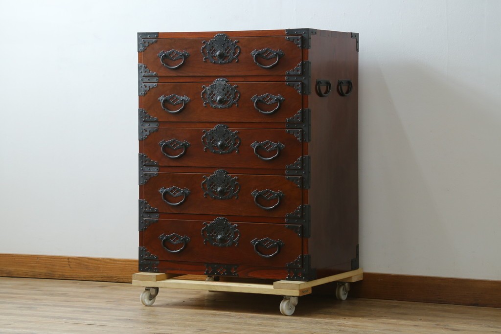 和製ヴィンテージ　三方欅(ケヤキ)材　美しい飾り金具が目を惹く米沢小箪笥　(R-087475)