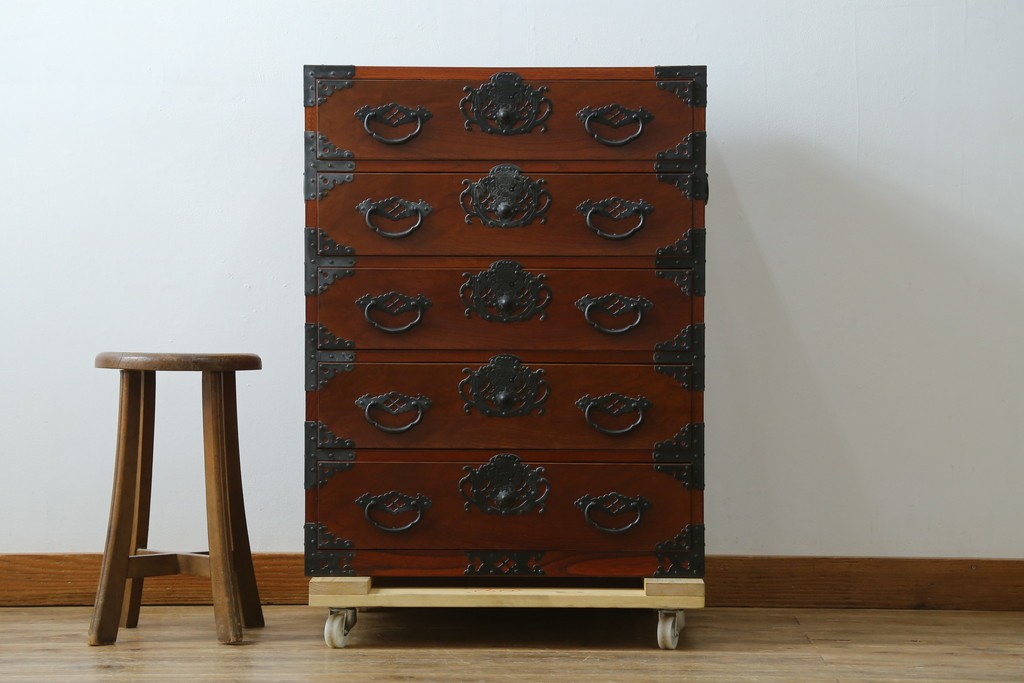 和製ヴィンテージ　三方欅(ケヤキ)材　美しい飾り金具が目を惹く米沢小箪笥　(R-087475)