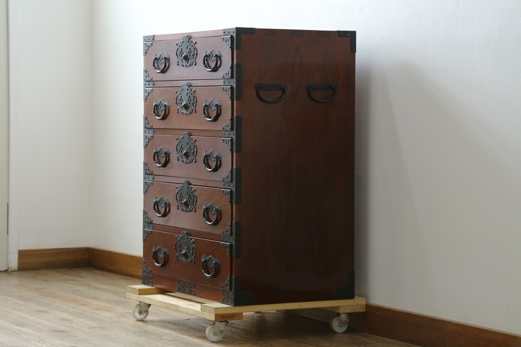 和製ヴィンテージ　三方欅(ケヤキ)材　美しい飾り金具が目を惹く米沢小箪笥　(R-087475)