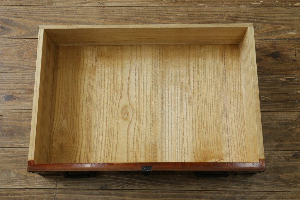 和製ヴィンテージ　三方欅(ケヤキ)材　美しい飾り金具が目を惹く米沢小箪笥　(R-087475)