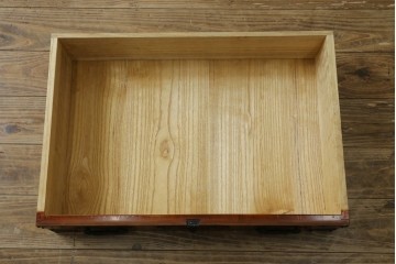 和製ヴィンテージ　三方欅(ケヤキ)材　美しい飾り金具が目を惹く米沢小箪笥　(R-087475)