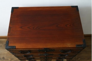 和製ヴィンテージ　三方欅(ケヤキ)材　美しい飾り金具が目を惹く米沢小箪笥　(R-087475)