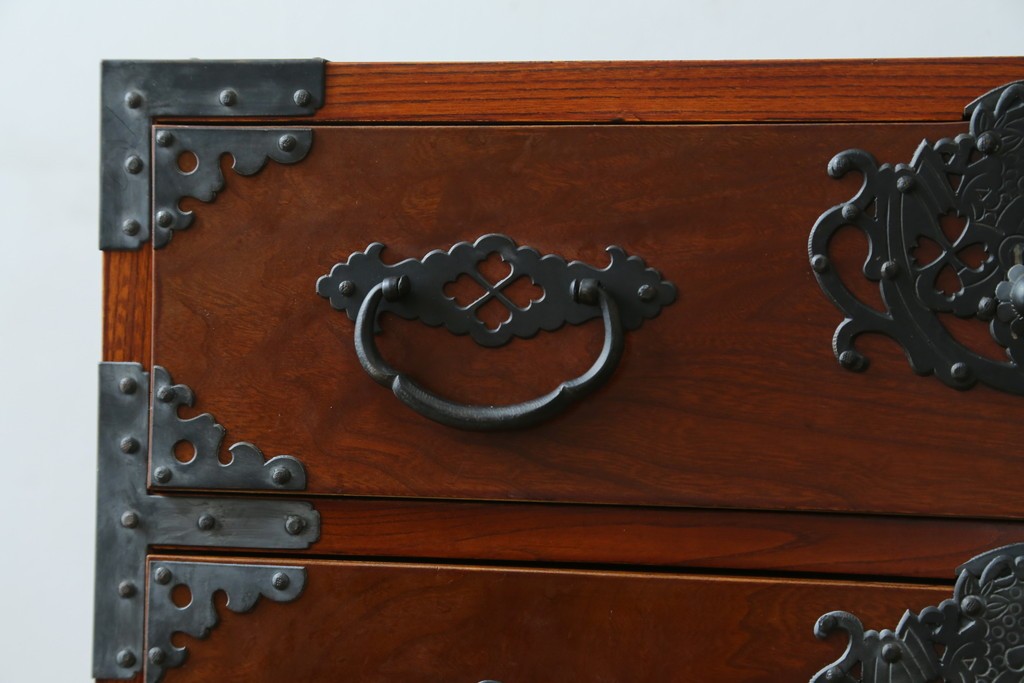 和製ヴィンテージ　三方欅(ケヤキ)材　美しい飾り金具が目を惹く米沢小箪笥　(R-087475)