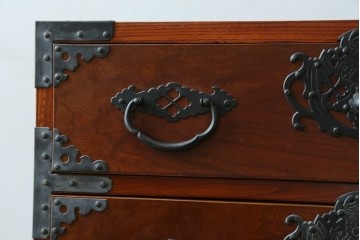 和製ヴィンテージ　三方欅(ケヤキ)材　美しい飾り金具が目を惹く米沢小箪笥　(R-087475)