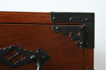 和製ヴィンテージ　三方欅(ケヤキ)材　美しい飾り金具が目を惹く米沢小箪笥　(R-087475)