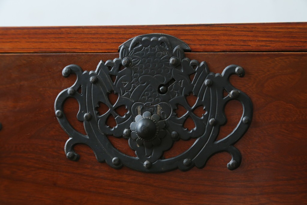 和製ヴィンテージ　三方欅(ケヤキ)材　美しい飾り金具が目を惹く米沢小箪笥　(R-087475)