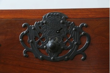 和製ヴィンテージ　三方欅(ケヤキ)材　美しい飾り金具が目を惹く米沢小箪笥　(R-087475)