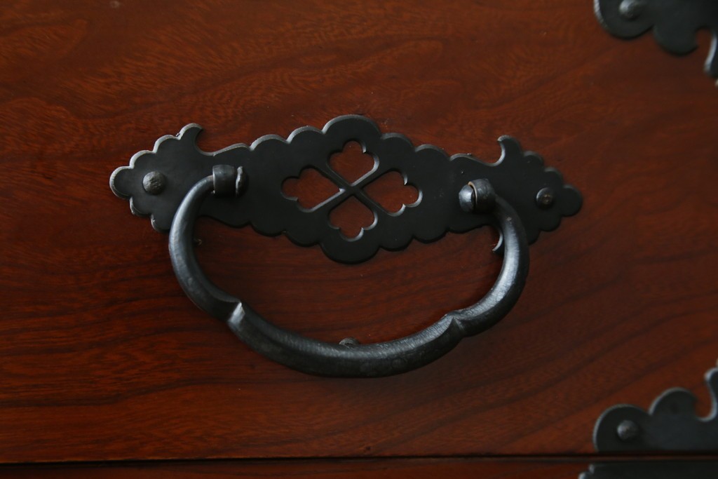 和製ヴィンテージ　三方欅(ケヤキ)材　美しい飾り金具が目を惹く米沢小箪笥　(R-087475)