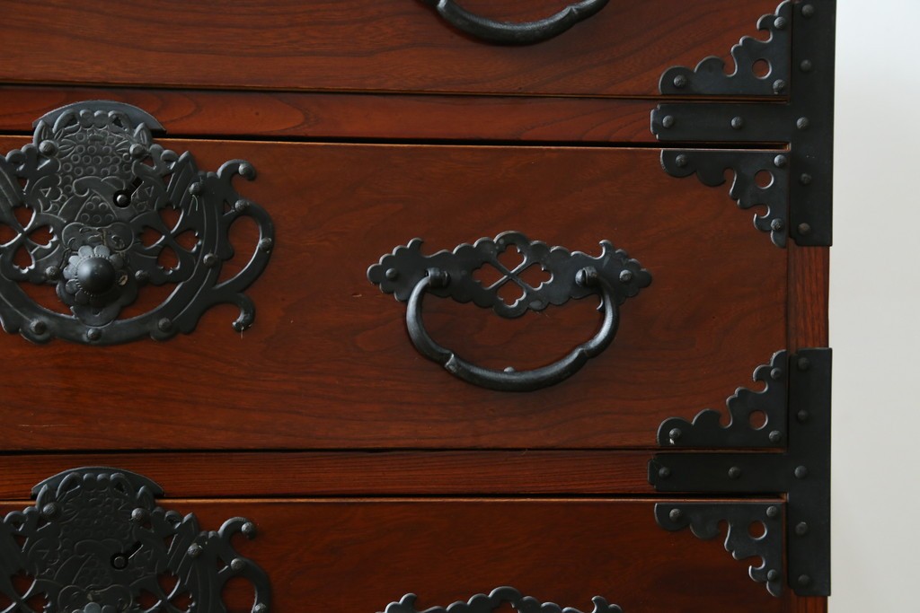 和製ヴィンテージ　三方欅(ケヤキ)材　美しい飾り金具が目を惹く米沢小箪笥　(R-087475)