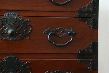 和製ヴィンテージ　三方欅(ケヤキ)材　美しい飾り金具が目を惹く米沢小箪笥　(R-087475)