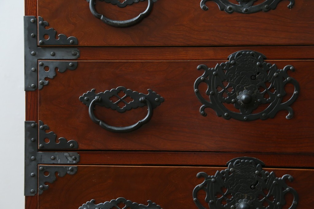 和製ヴィンテージ　三方欅(ケヤキ)材　美しい飾り金具が目を惹く米沢小箪笥　(R-087475)