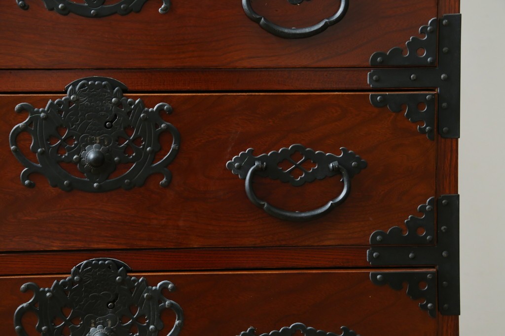 和製ヴィンテージ　三方欅(ケヤキ)材　美しい飾り金具が目を惹く米沢小箪笥　(R-087475)