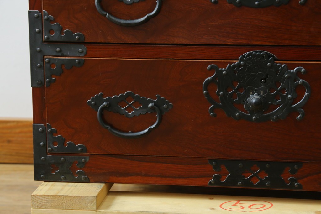 和製ヴィンテージ　三方欅(ケヤキ)材　美しい飾り金具が目を惹く米沢小箪笥　(R-087475)