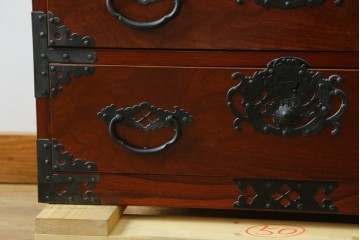 和製ヴィンテージ　三方欅(ケヤキ)材　美しい飾り金具が目を惹く米沢小箪笥　(R-087475)