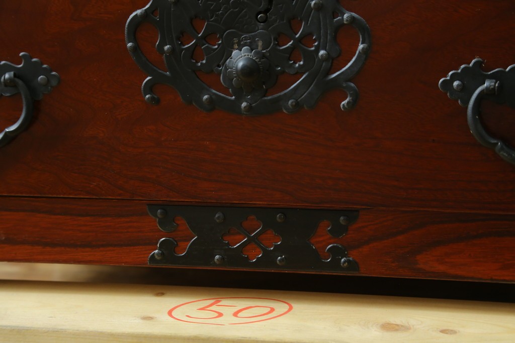 和製ヴィンテージ　三方欅(ケヤキ)材　美しい飾り金具が目を惹く米沢小箪笥　(R-087475)