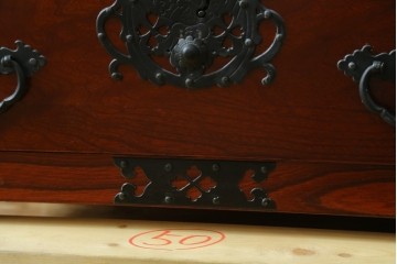 和製ヴィンテージ　三方欅(ケヤキ)材　美しい飾り金具が目を惹く米沢小箪笥　(R-087475)