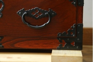 和製ヴィンテージ　三方欅(ケヤキ)材　美しい飾り金具が目を惹く米沢小箪笥　(R-087475)