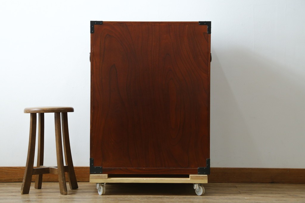 和製ヴィンテージ　三方欅(ケヤキ)材　美しい飾り金具が目を惹く米沢小箪笥　(R-087475)