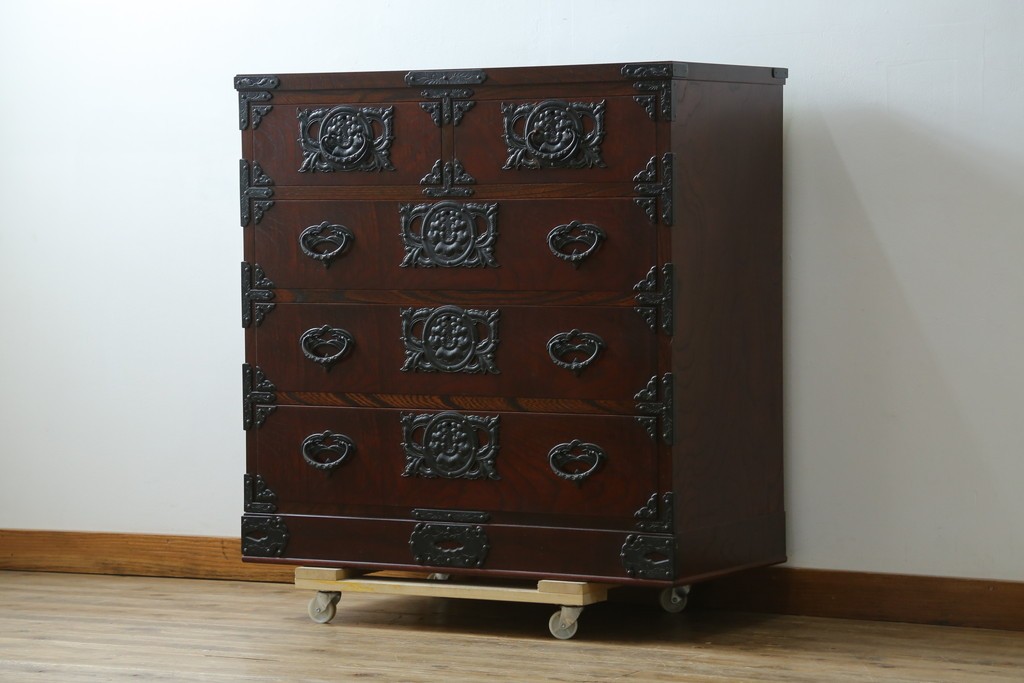 中古　美品　岩谷堂箪笥　桜木作(桜木家具店)　欅(ケヤキ)材　本漆塗り　チェスト90　重厚な南部鉄器金具の衣装箪笥　(R-087476)