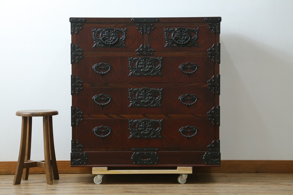 中古　美品　岩谷堂箪笥　桜木作(桜木家具店)　欅(ケヤキ)材　本漆塗り　チェスト90　重厚な南部鉄器金具の衣装箪笥　(R-087476)