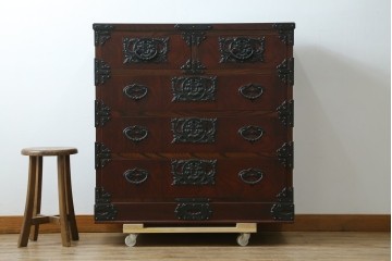 中古　美品　岩谷堂箪笥　桜木作(桜木家具店)　欅(ケヤキ)材　本漆塗り　チェスト90　重厚な南部鉄器金具の衣装箪笥　(R-087476)