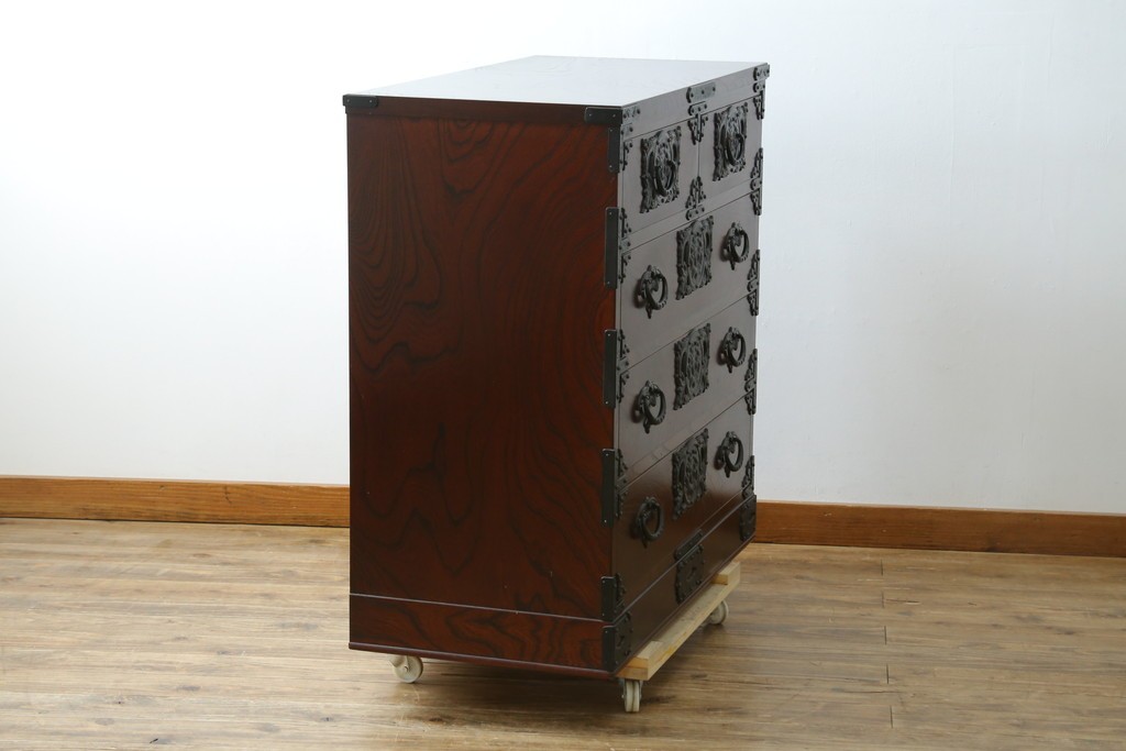 中古　美品　岩谷堂箪笥　桜木作(桜木家具店)　欅(ケヤキ)材　本漆塗り　チェスト90　重厚な南部鉄器金具の衣装箪笥　(R-087476)