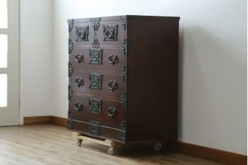 中古　美品　岩谷堂箪笥　桜木作(桜木家具店)　欅(ケヤキ)材　本漆塗り　チェスト90　重厚な南部鉄器金具の衣装箪笥　(R-087476)