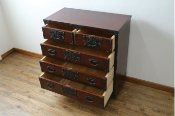 中古　美品　岩谷堂箪笥　桜木作(桜木家具店)　欅(ケヤキ)材　本漆塗り　チェスト90　重厚な南部鉄器金具の衣装箪笥　(R-087476)