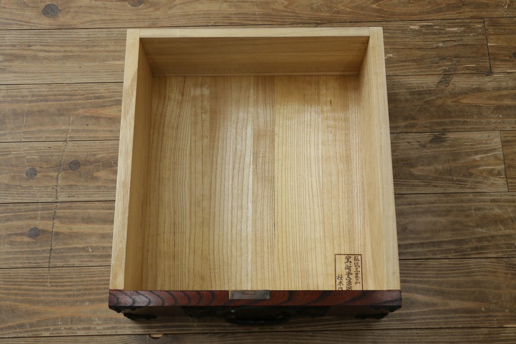 中古　美品　岩谷堂箪笥　桜木作(桜木家具店)　欅(ケヤキ)材　本漆塗り　チェスト90　重厚な南部鉄器金具の衣装箪笥　(R-087476)