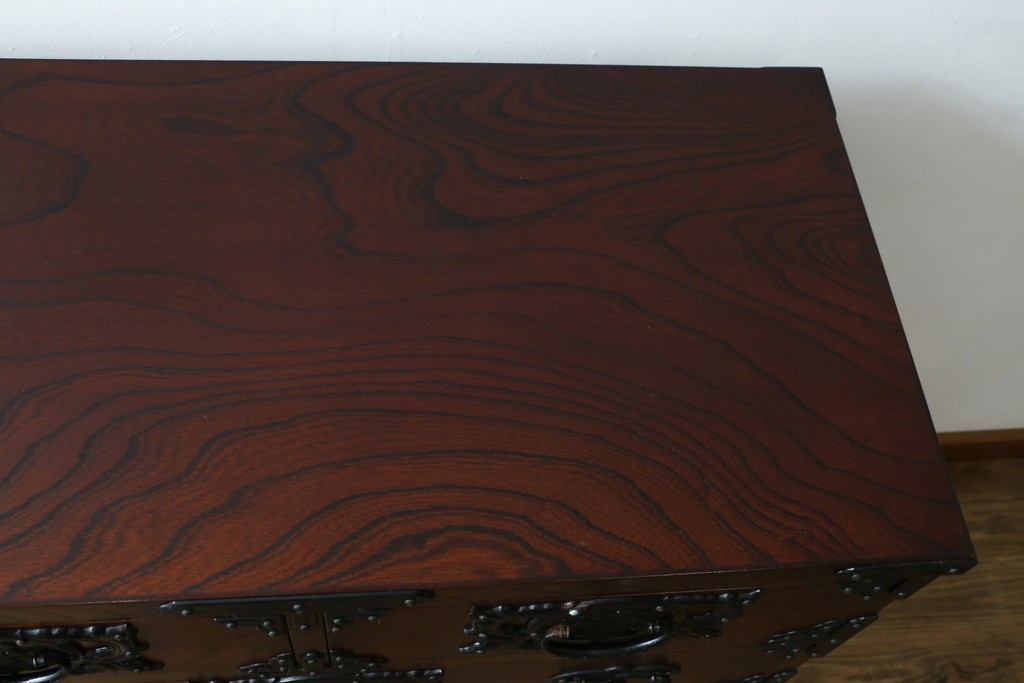 中古　美品　岩谷堂箪笥　桜木作(桜木家具店)　欅(ケヤキ)材　本漆塗り　チェスト90　重厚な南部鉄器金具の衣装箪笥　(R-087476)