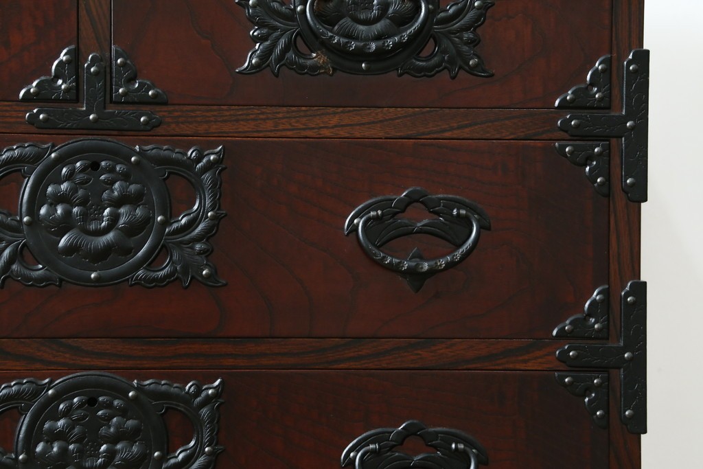 中古　美品　岩谷堂箪笥　桜木作(桜木家具店)　欅(ケヤキ)材　本漆塗り　チェスト90　重厚な南部鉄器金具の衣装箪笥　(R-087476)