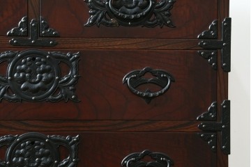 中古　美品　岩谷堂箪笥　桜木作(桜木家具店)　欅(ケヤキ)材　本漆塗り　チェスト90　重厚な南部鉄器金具の衣装箪笥　(R-087476)