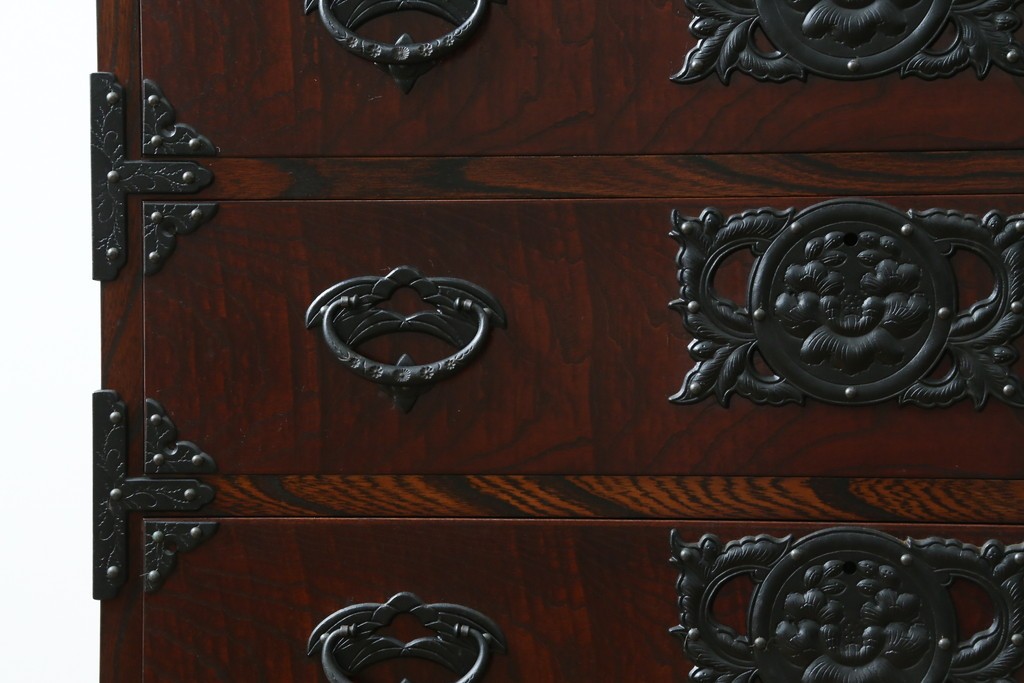 中古　美品　岩谷堂箪笥　桜木作(桜木家具店)　欅(ケヤキ)材　本漆塗り　チェスト90　重厚な南部鉄器金具の衣装箪笥　(R-087476)