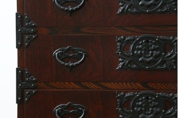 中古　美品　岩谷堂箪笥　桜木作(桜木家具店)　欅(ケヤキ)材　本漆塗り　チェスト90　重厚な南部鉄器金具の衣装箪笥　(R-087476)